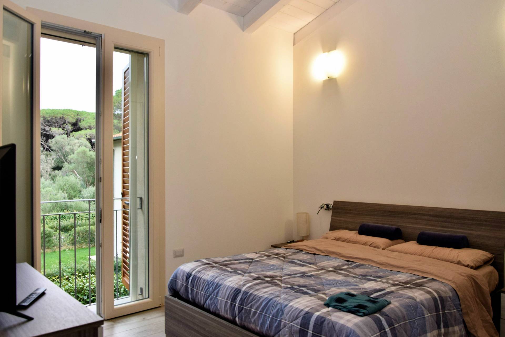 Appartamento al piano primo angolare con giardino privato in complesso residenziale di recente costr