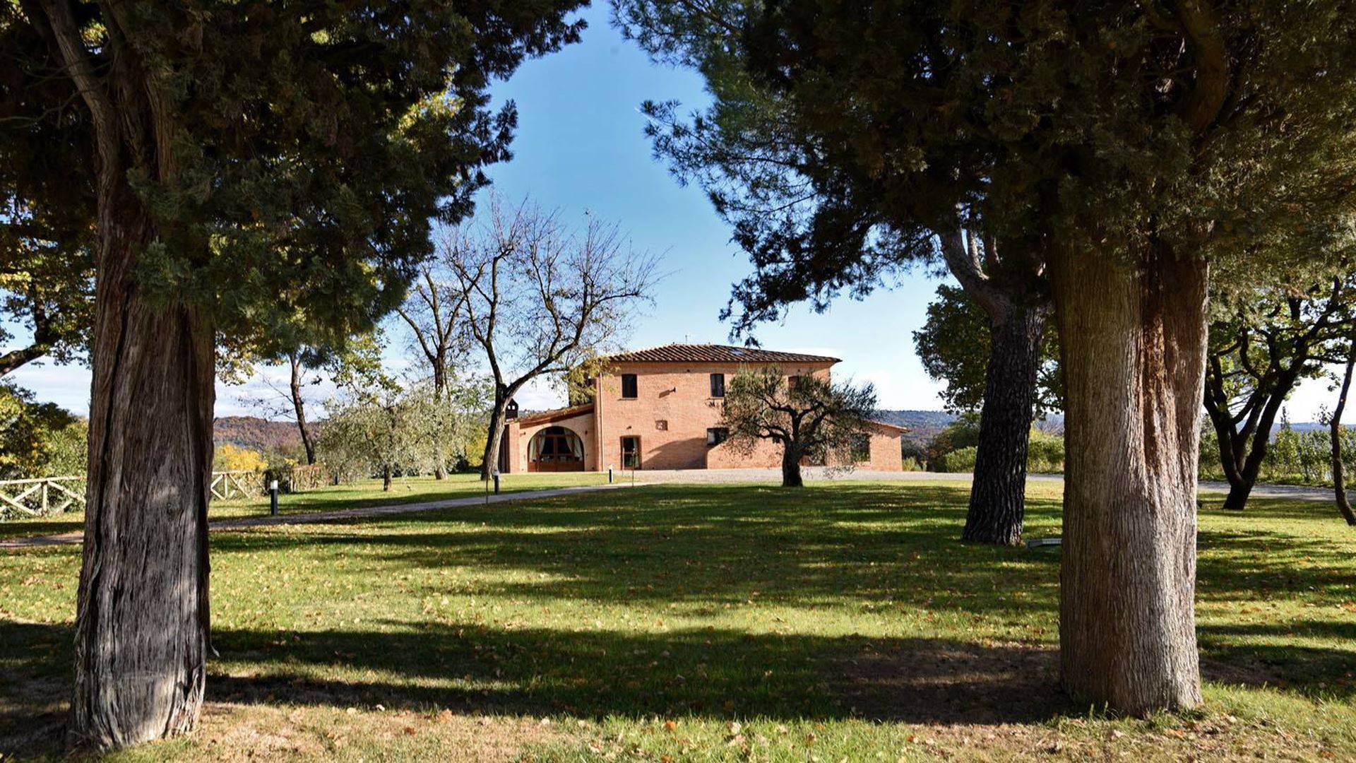 Casale ristrutturato di ampia superficie con piscina e ampio terreno in posizione dominante e panora