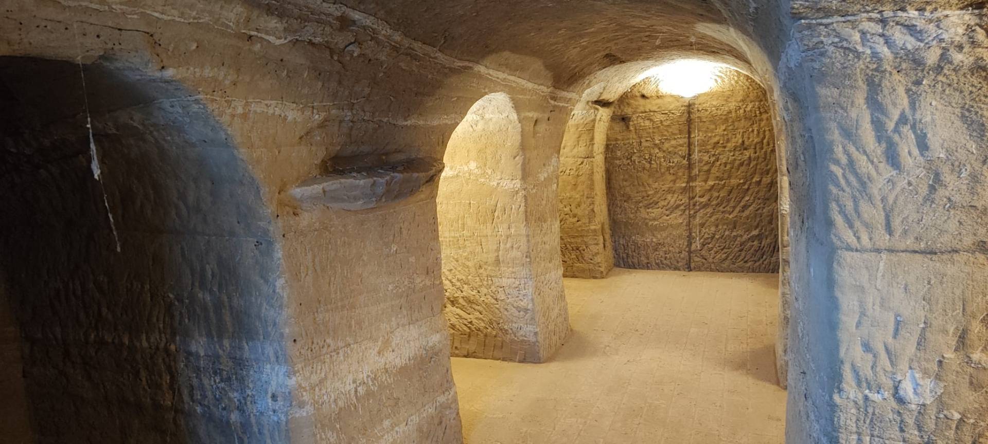 Casale ristrutturato di ampia superficie con piscina e ampio terreno in posizione dominante e panora