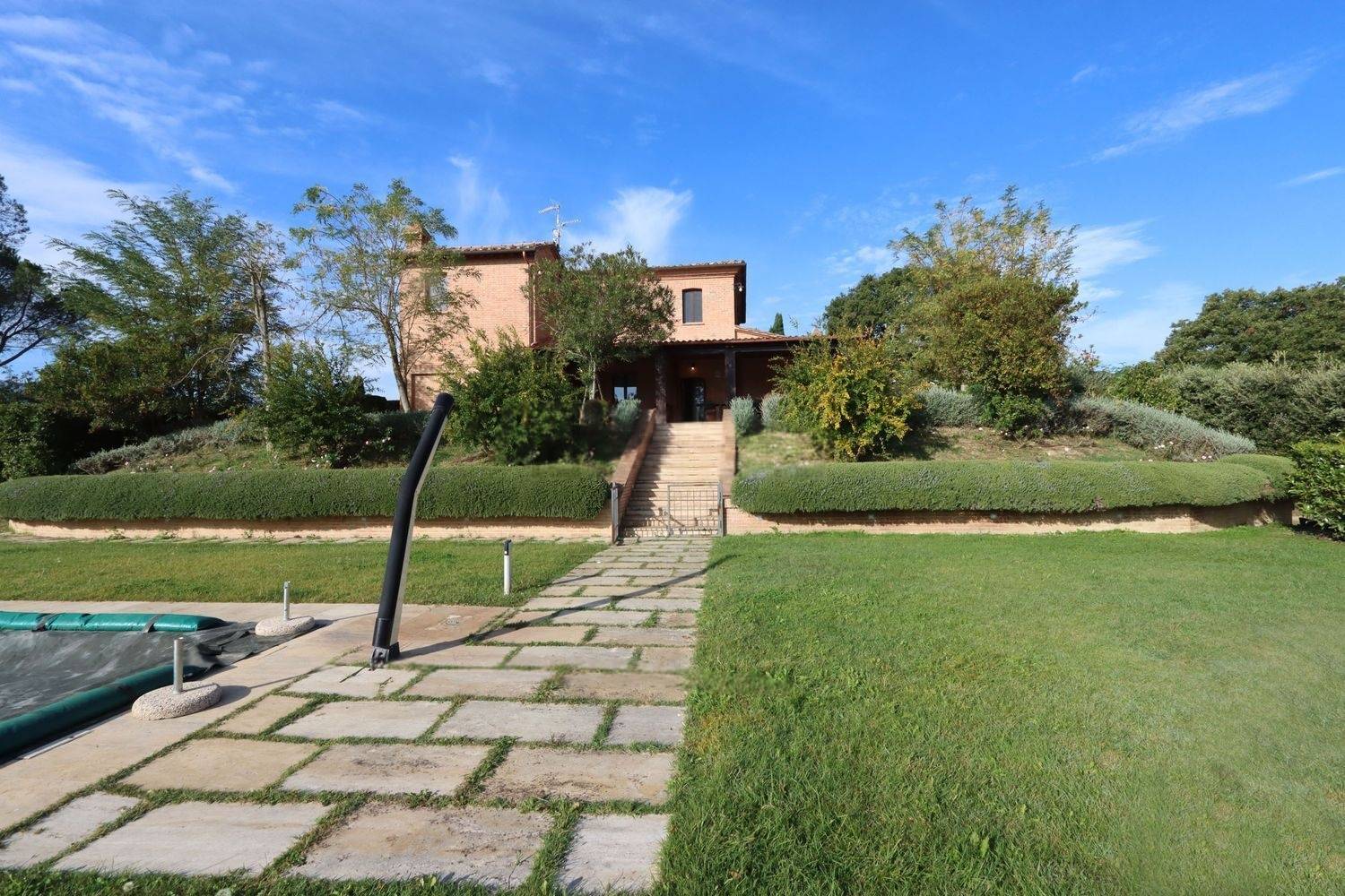 Casale ristrutturato di ampia superficie con piscina e ampio terreno in posizione dominante e panora