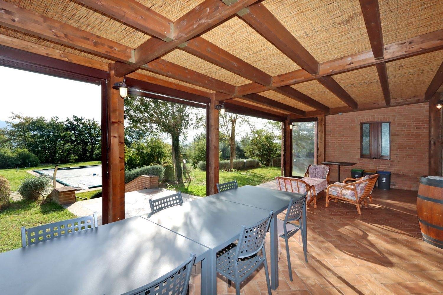 Casale ristrutturato di ampia superficie con piscina e ampio terreno in posizione dominante e panora