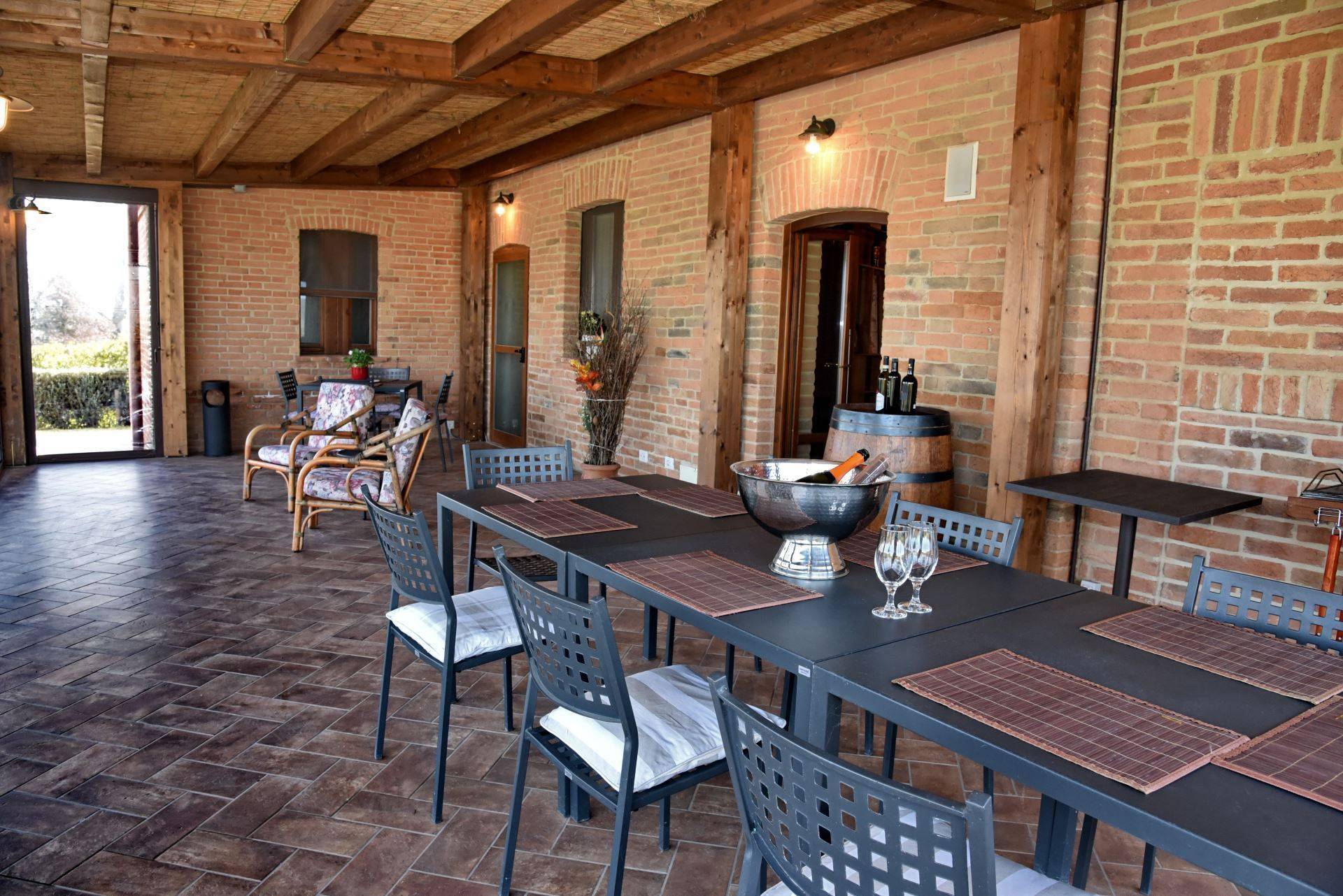 Casale ristrutturato di ampia superficie con piscina e ampio terreno in posizione dominante e panora