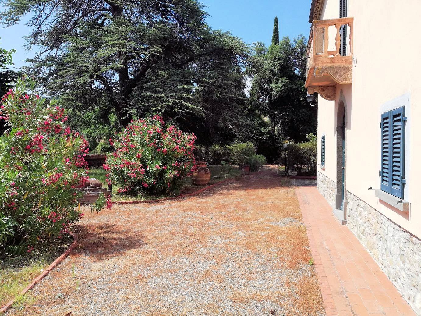 Complesso immbiliare di ampia superficie con villa d'epoca dependance e ampio parco in posizione col