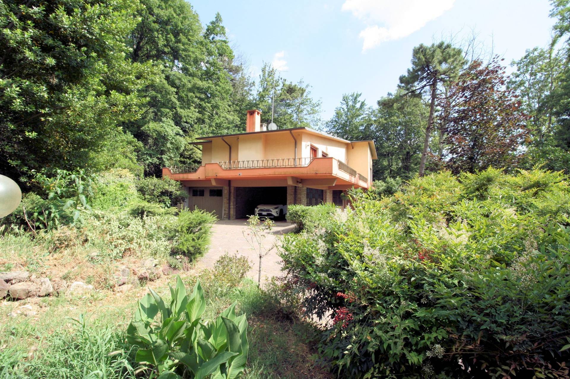 Villa unifamiliare di ampia superficie con giardino in vendita a Montemurlo, Bagnolo