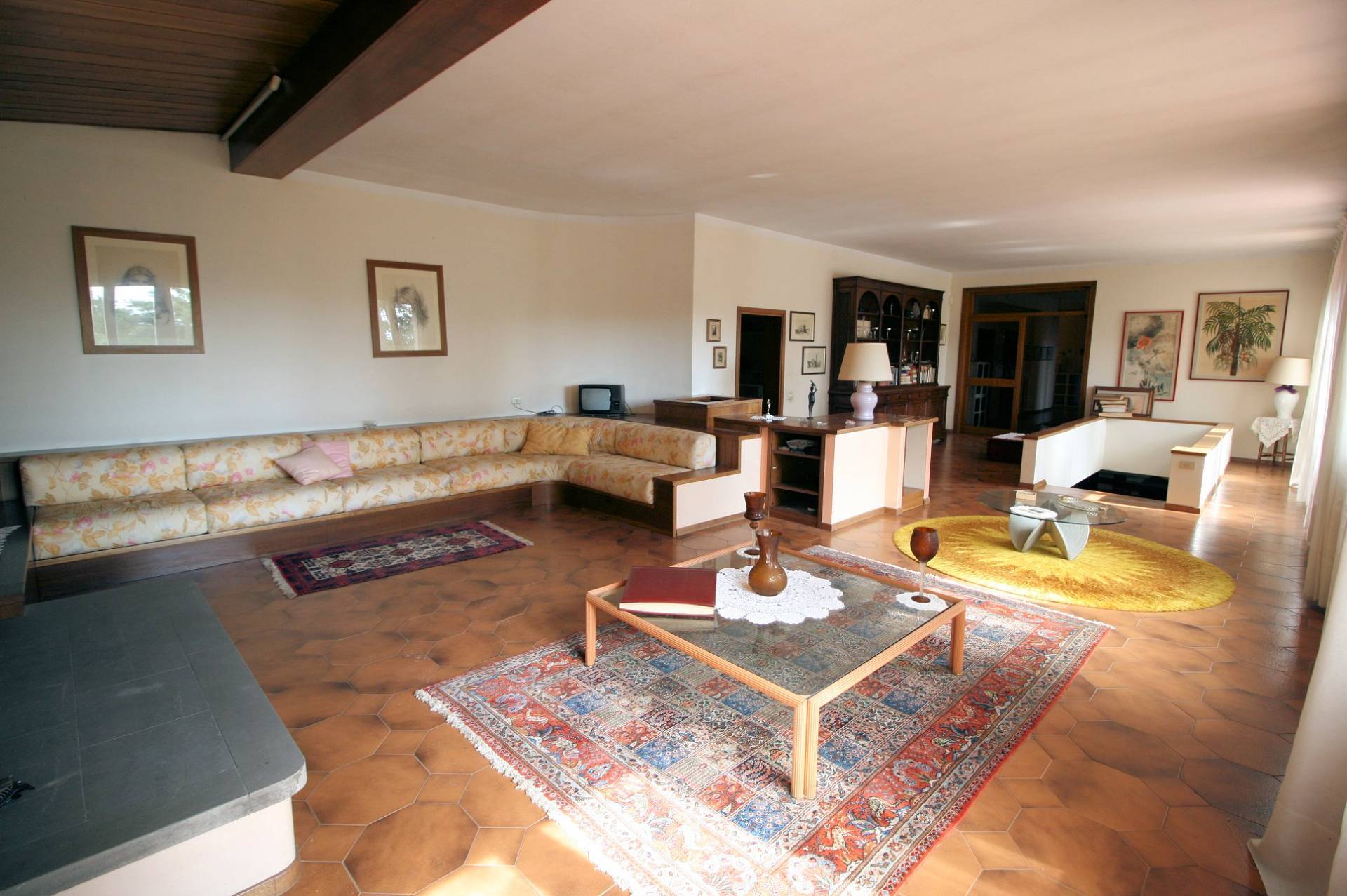 Villa unifamiliare di ampia superficie con giardino in vendita a Montemurlo, Bagnolo