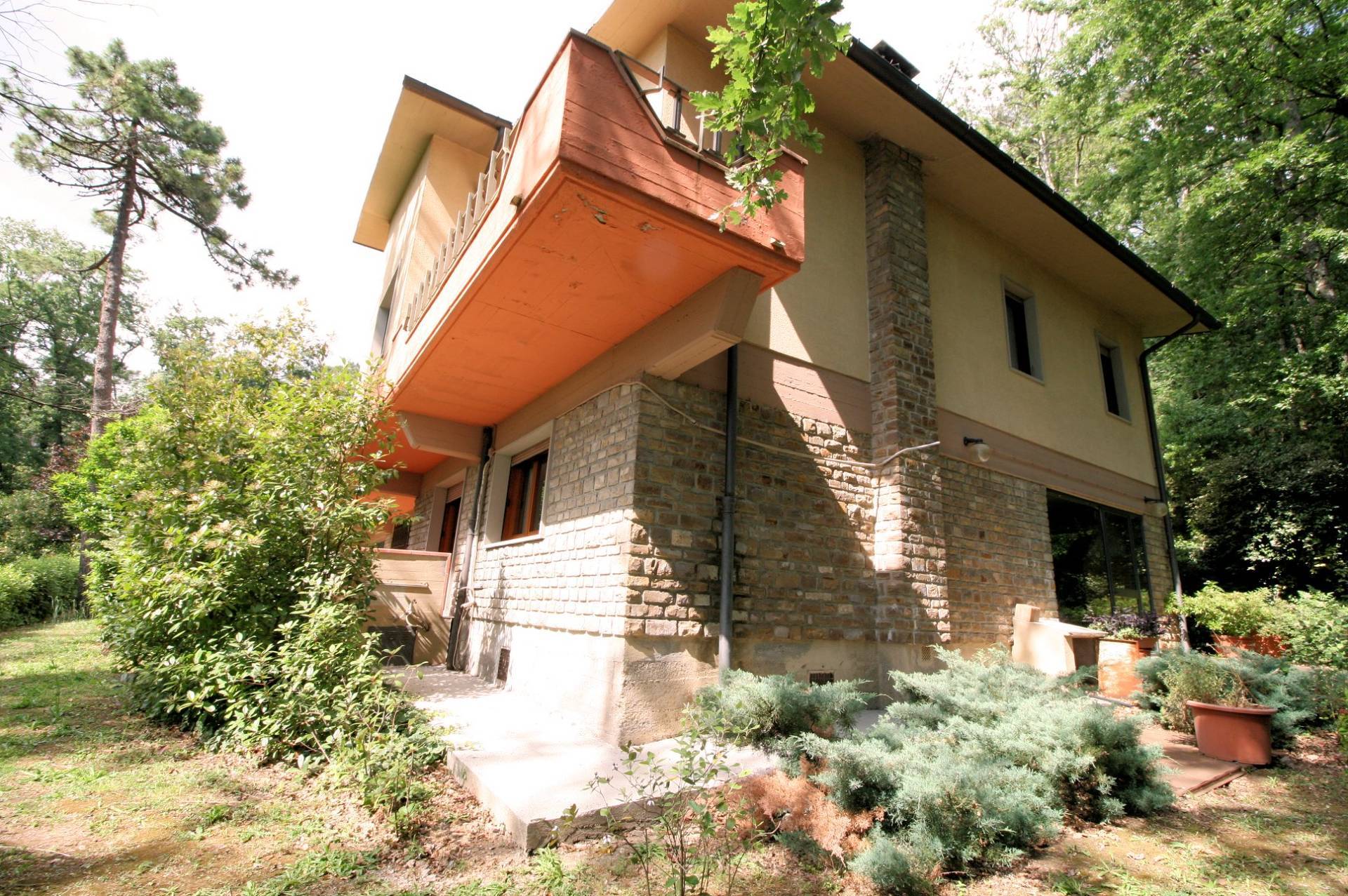 Villa unifamiliare di ampia superficie con giardino in vendita a Montemurlo, Bagnolo