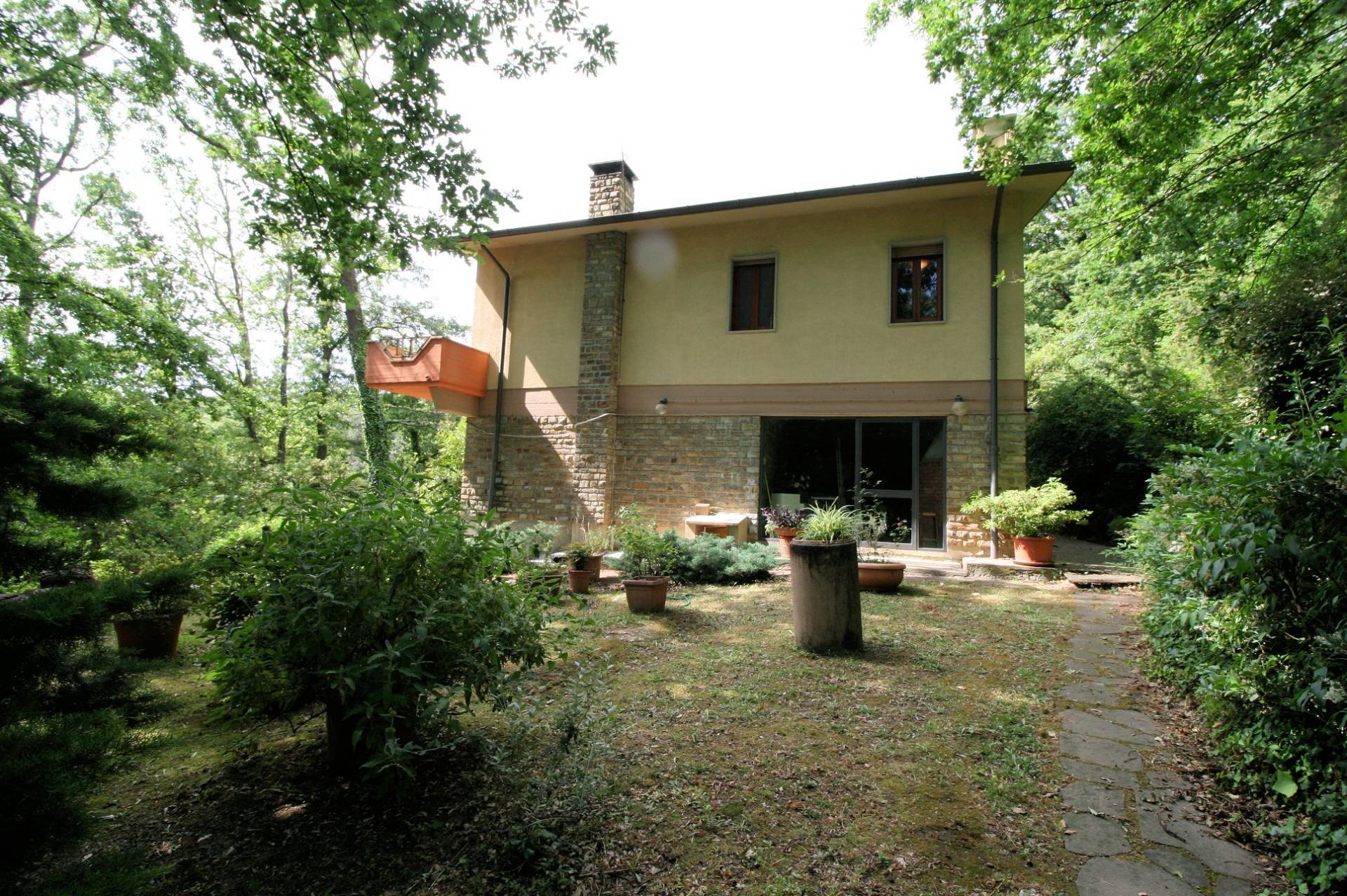 Villa unifamiliare di ampia superficie con giardino in vendita a Montemurlo, Bagnolo