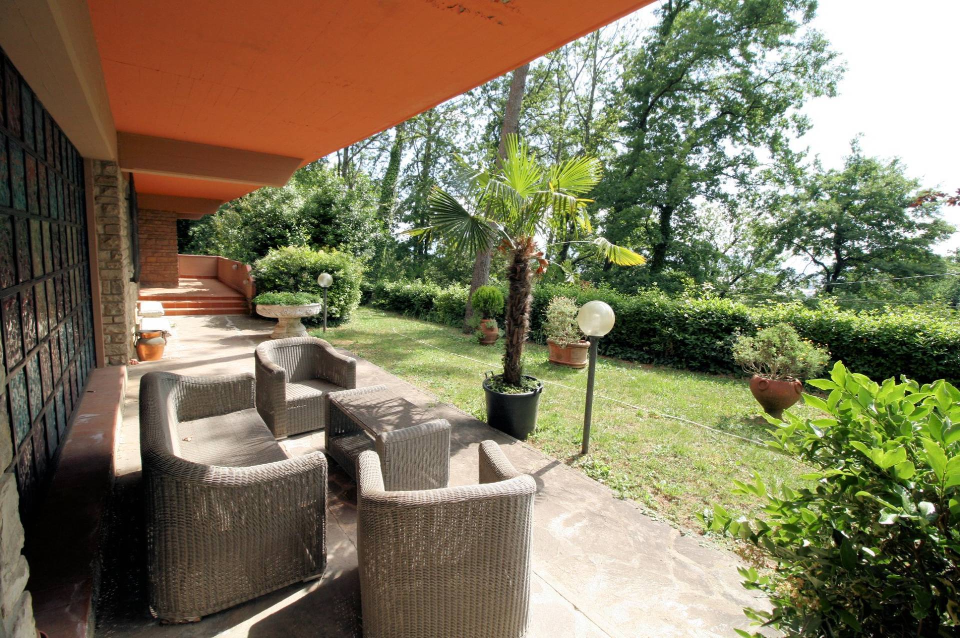 Villa unifamiliare di ampia superficie con giardino in vendita a Montemurlo, Bagnolo