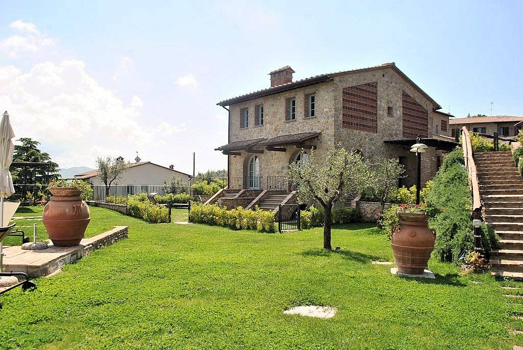 Porzione terratetto di villa bifamiliare con giardino privato e piscina condominiale in vendita a Ch