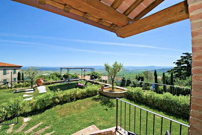 Porzione terratetto di villa bifamiliare con giardino privato e piscina condominiale in vendita a Ch