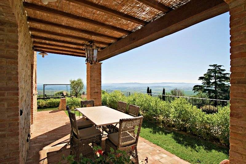 Porzione terratetto di villa bifamiliare con giardino privato e piscina condominiale in vendita a Ch