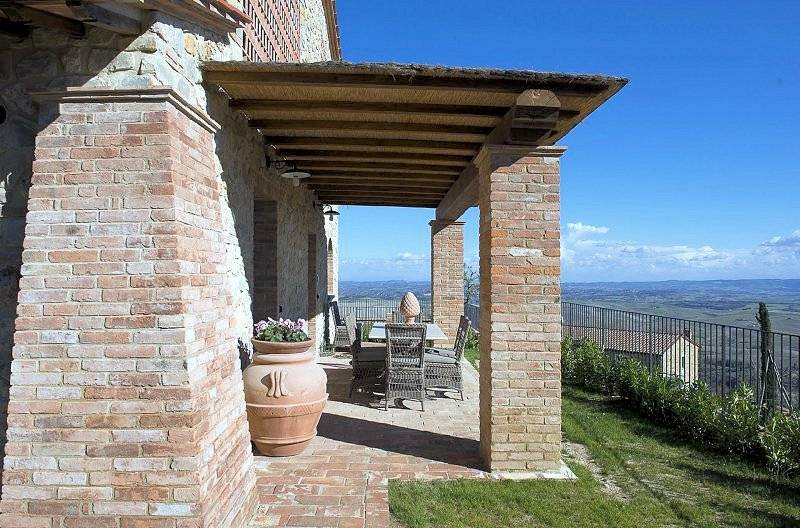 Porzione terratetto di villa bifamiliare con giardino privato e piscina condominiale in vendita a Ch