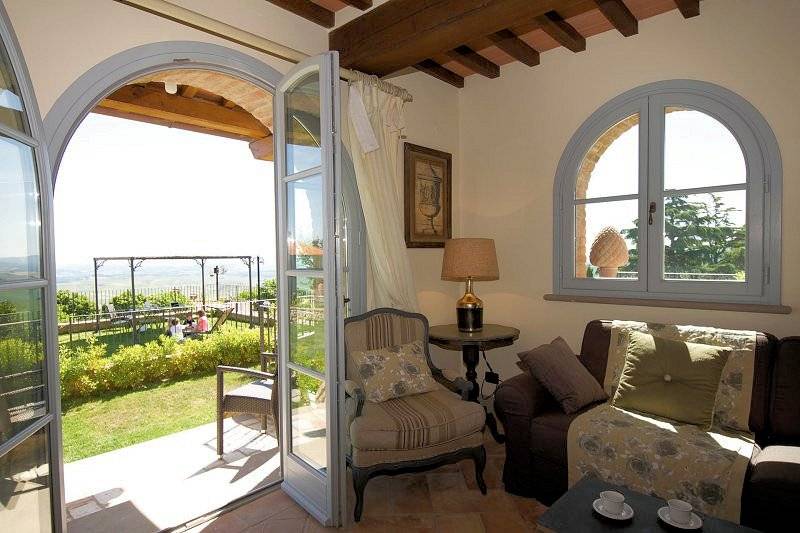 Porzione terratetto di villa bifamiliare con giardino privato e piscina condominiale in vendita a Ch