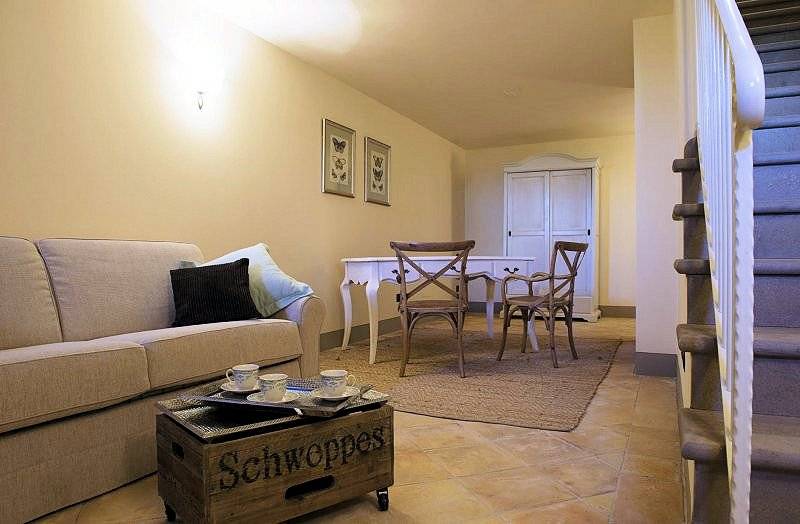 Porzione terratetto di villa bifamiliare con giardino privato e piscina condominiale in vendita a Ch