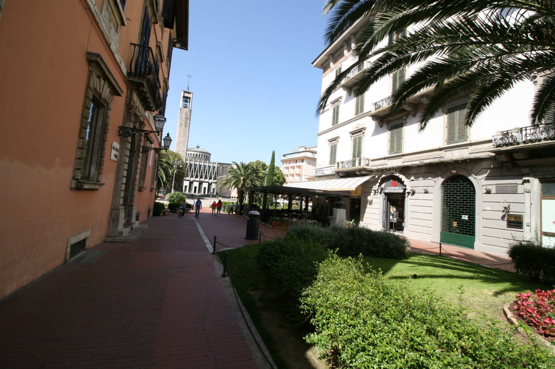 Attico disposto su due livelli completamente ristrutturato con ampie terrazze panoramiche e ascensor