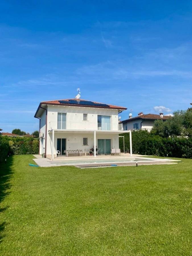 Villa di recente realizzazione con piscina in vendita a Pietrasanta