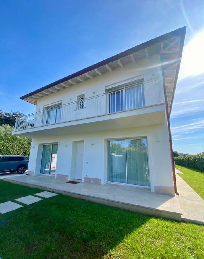 Villa di recente realizzazione con piscina in vendita a Pietrasanta