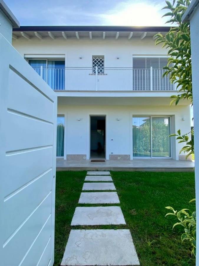 Villa di recente realizzazione con piscina in vendita a Pietrasanta