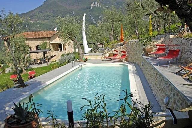 Rustico in stile Toscano con giardino e piscina in ottima posizione in vendita a Camaiore