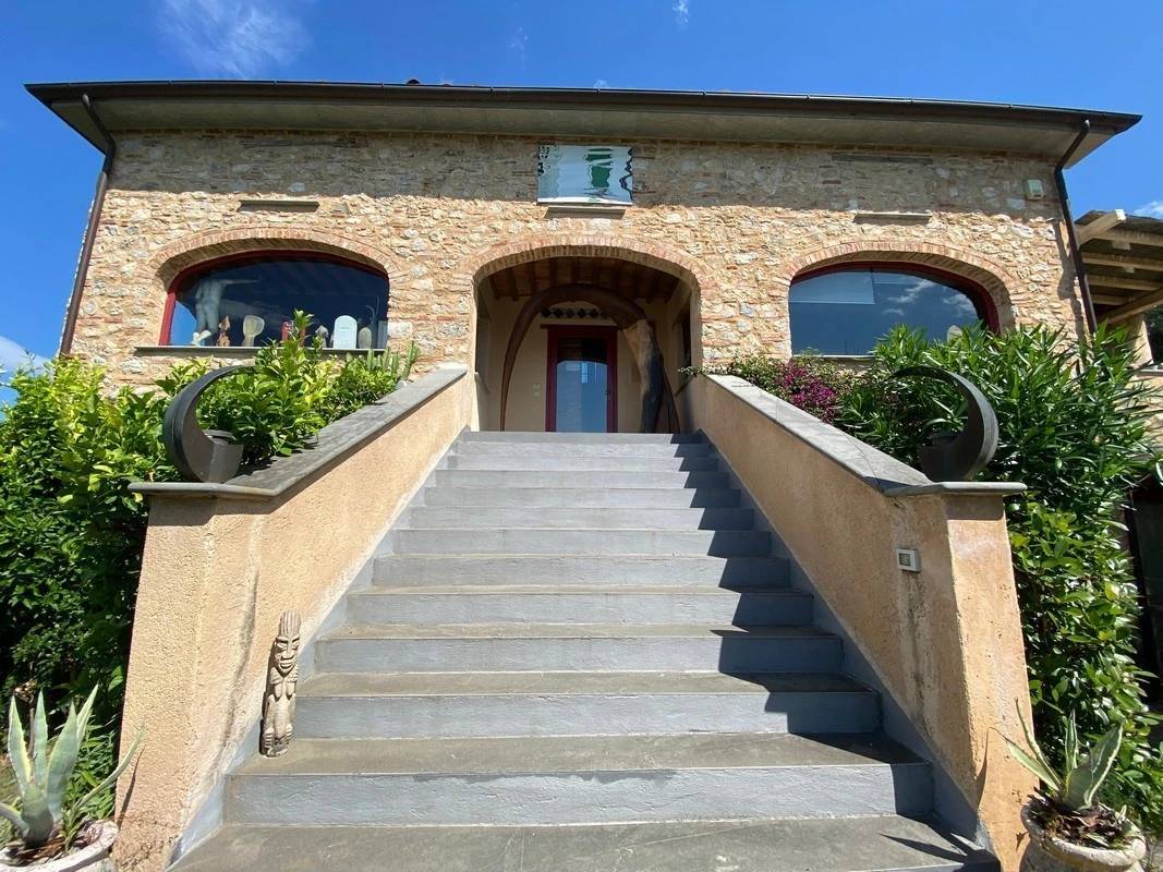 Rustico in stile Toscano con giardino e piscina in ottima posizione in vendita a Camaiore
