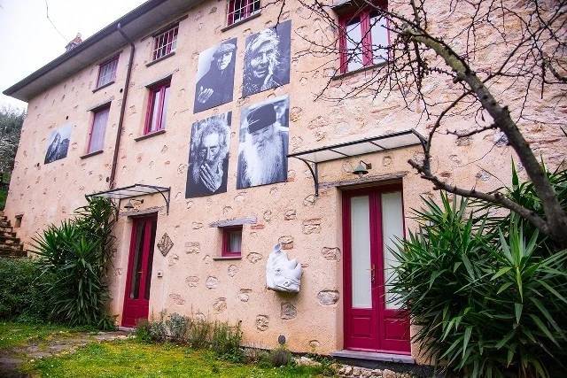 Rustico in stile Toscano con giardino e piscina in ottima posizione in vendita a Camaiore