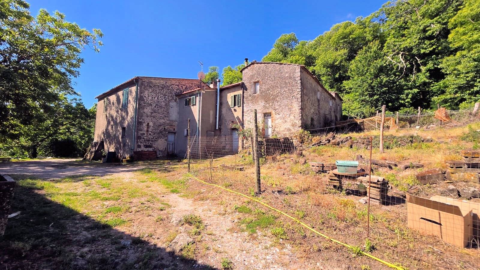 Podere da ristrutturare in posizione collinare in vendita a Roccastrada, Torniella