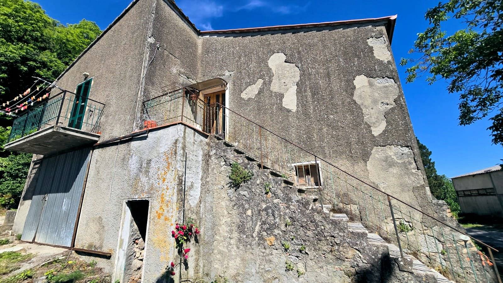 Podere da ristrutturare in posizione collinare in vendita a Roccastrada, Torniella