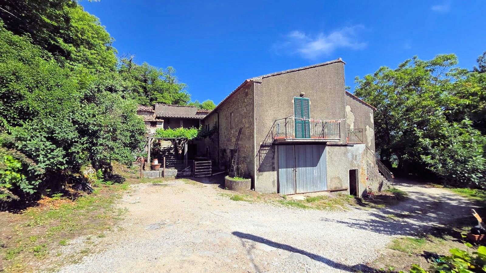 Podere da ristrutturare in posizione collinare in vendita a Roccastrada, Torniella