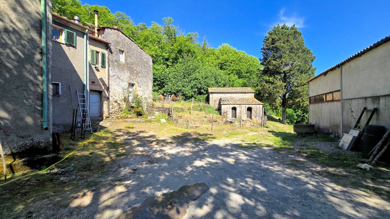 Podere da ristrutturare in posizione collinare in vendita a Roccastrada, Torniella