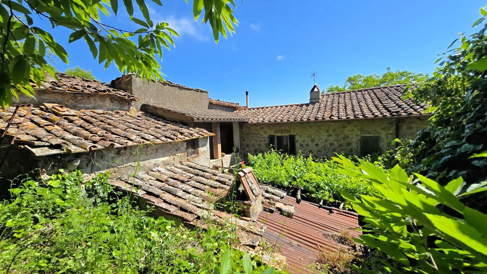 Podere da ristrutturare in posizione collinare in vendita a Roccastrada, Torniella