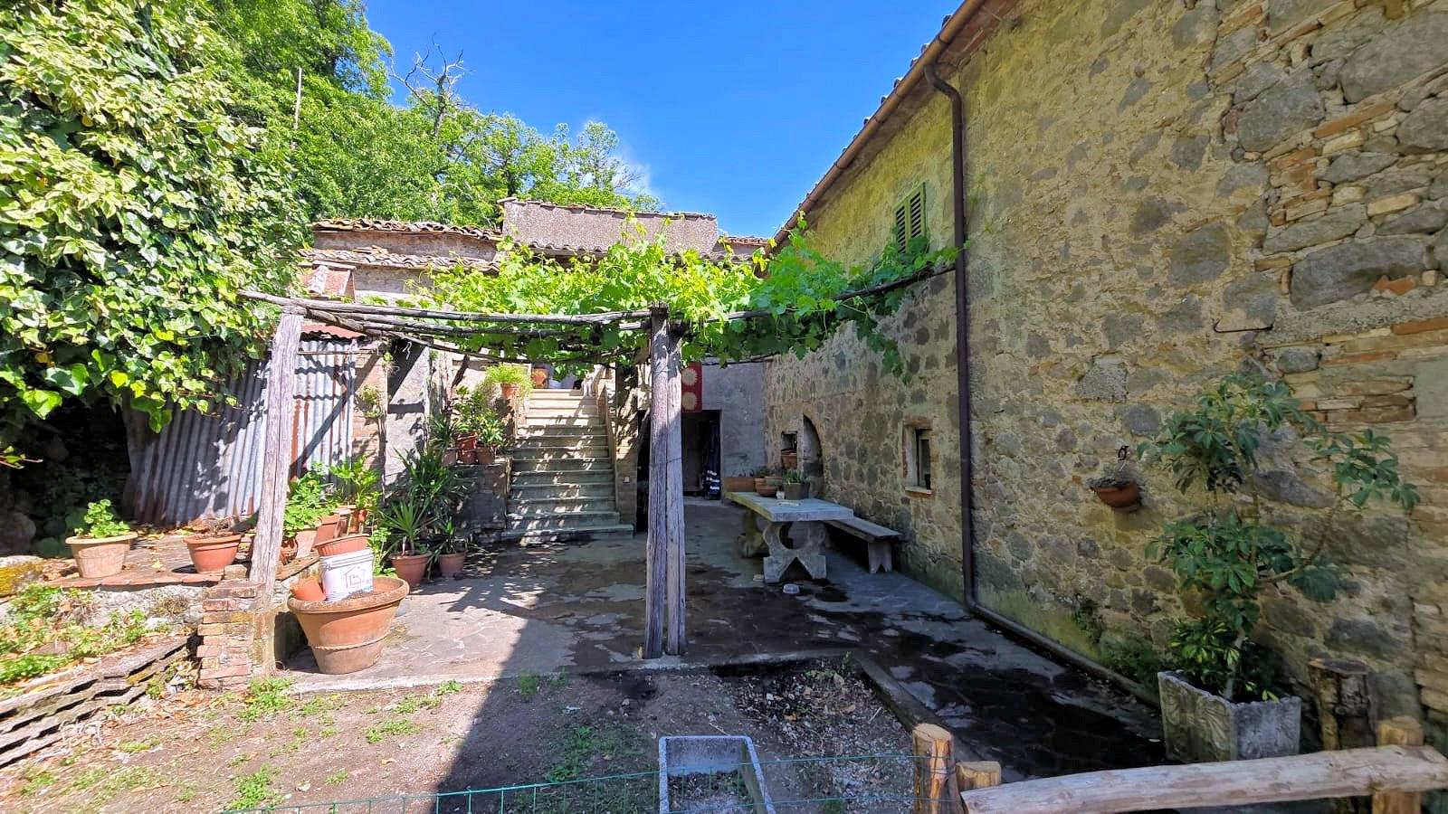 Podere da ristrutturare in posizione collinare in vendita a Roccastrada, Torniella