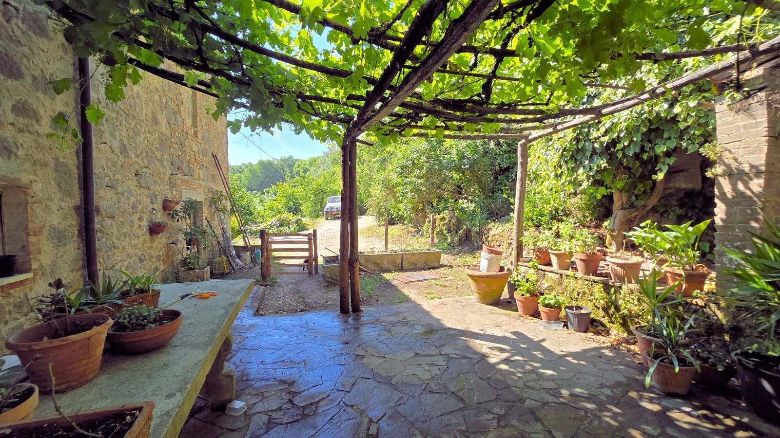 Podere da ristrutturare in posizione collinare in vendita a Roccastrada, Torniella