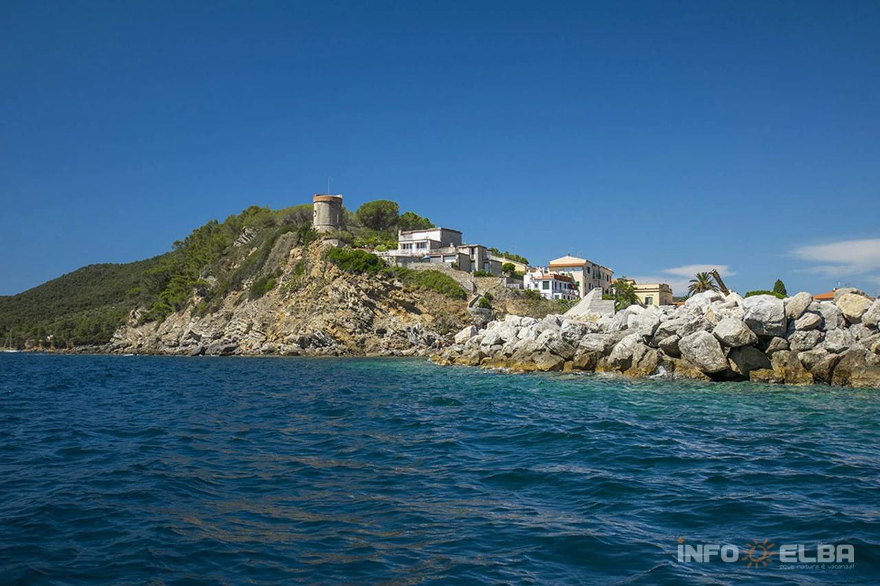 Villa singola in posizione panoramica con vista fino al mare in vendita a Marciana Marina