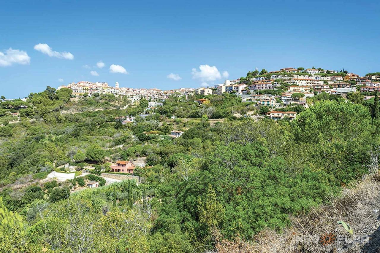 Villa singola in posizione panoramica con vista fino al mare in vendita a Marciana Marina