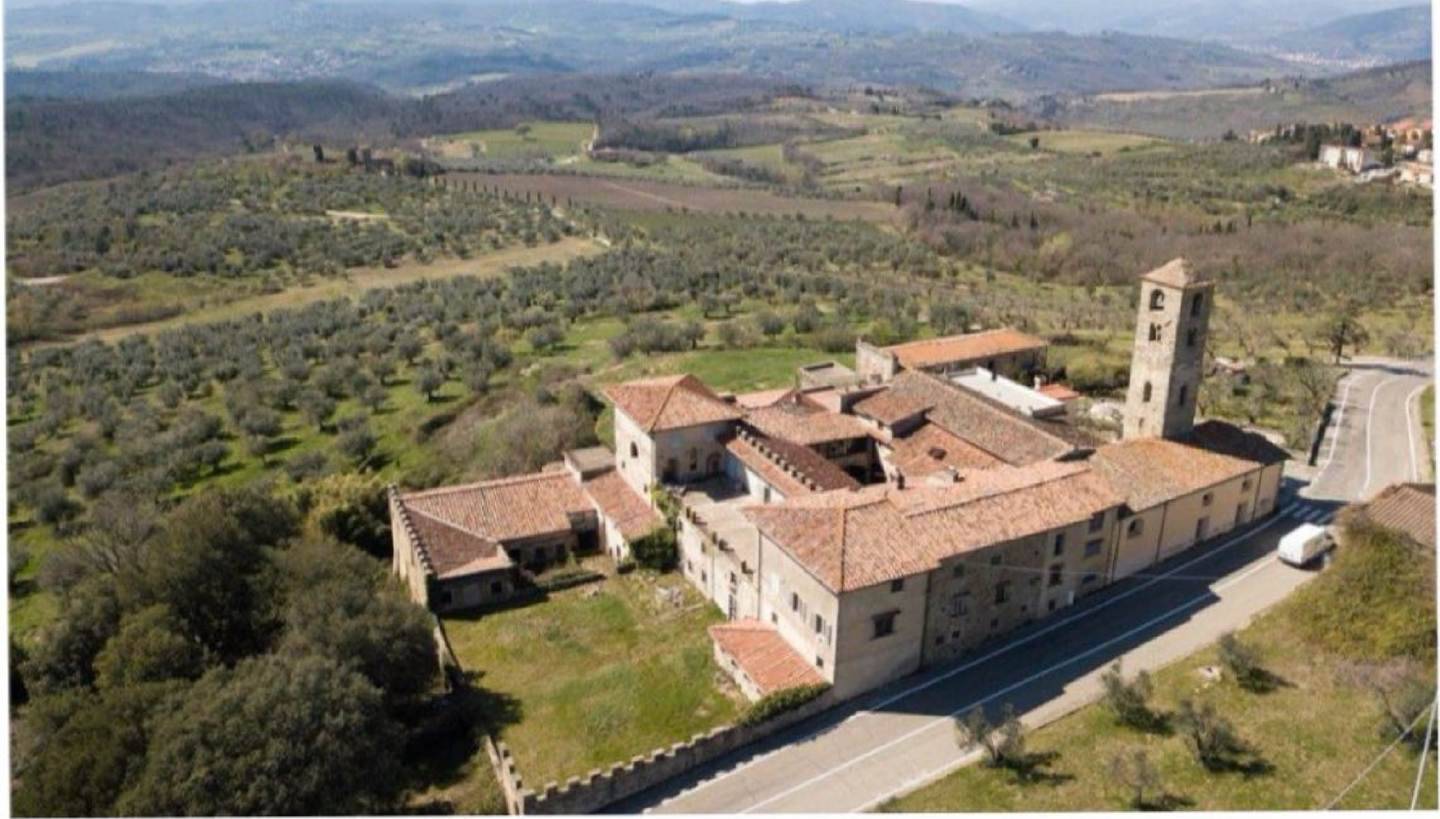 Borgo antico con villa padronale annessi e terreni in vendita a Reggello, Donnini