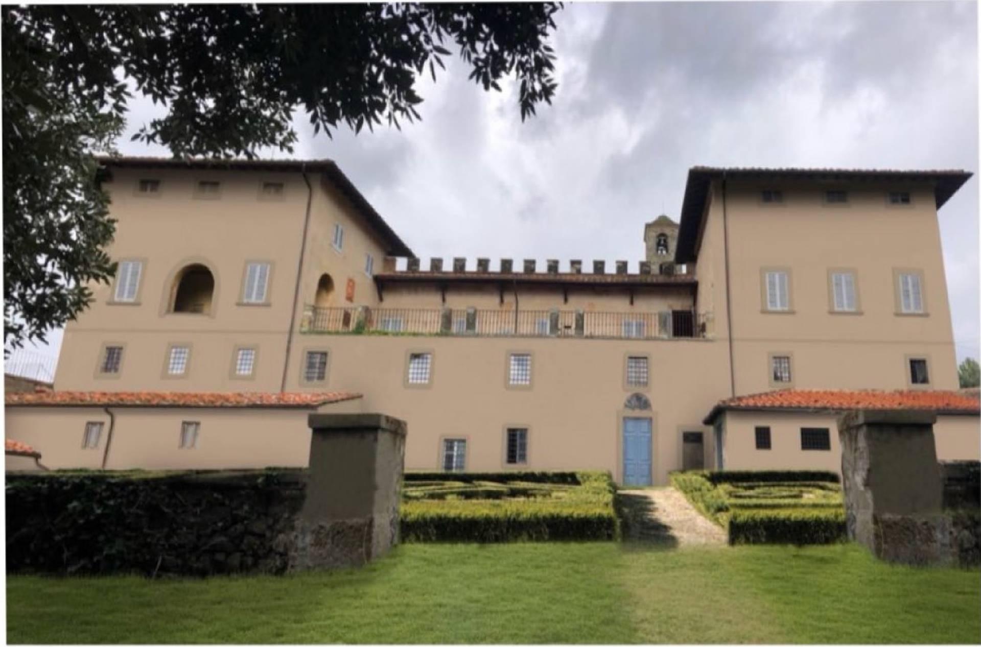 Borgo antico con villa padronale annessi e terreni in vendita a Reggello, Donnini