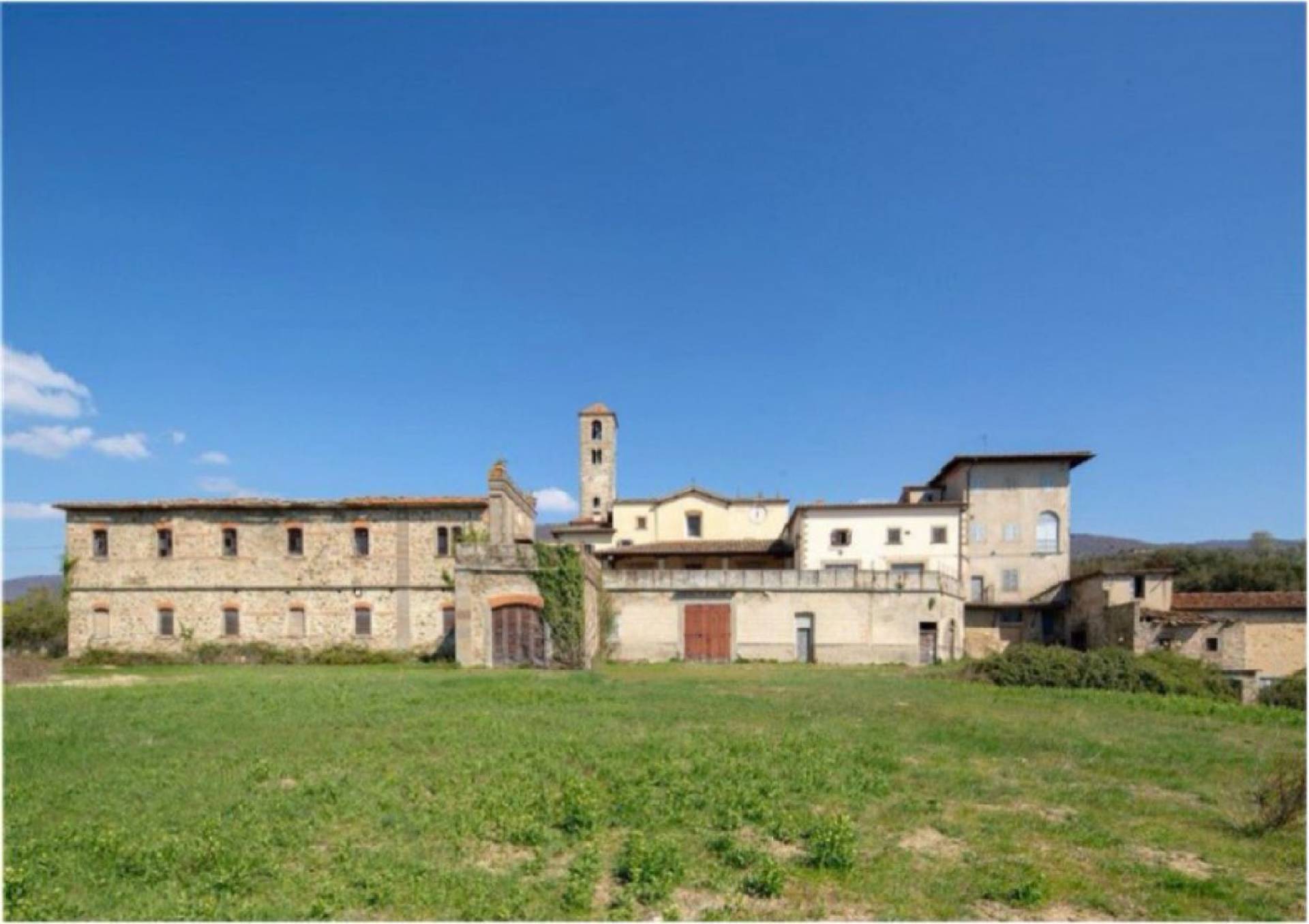 Borgo antico con villa padronale annessi e terreni in vendita a Reggello, Donnini