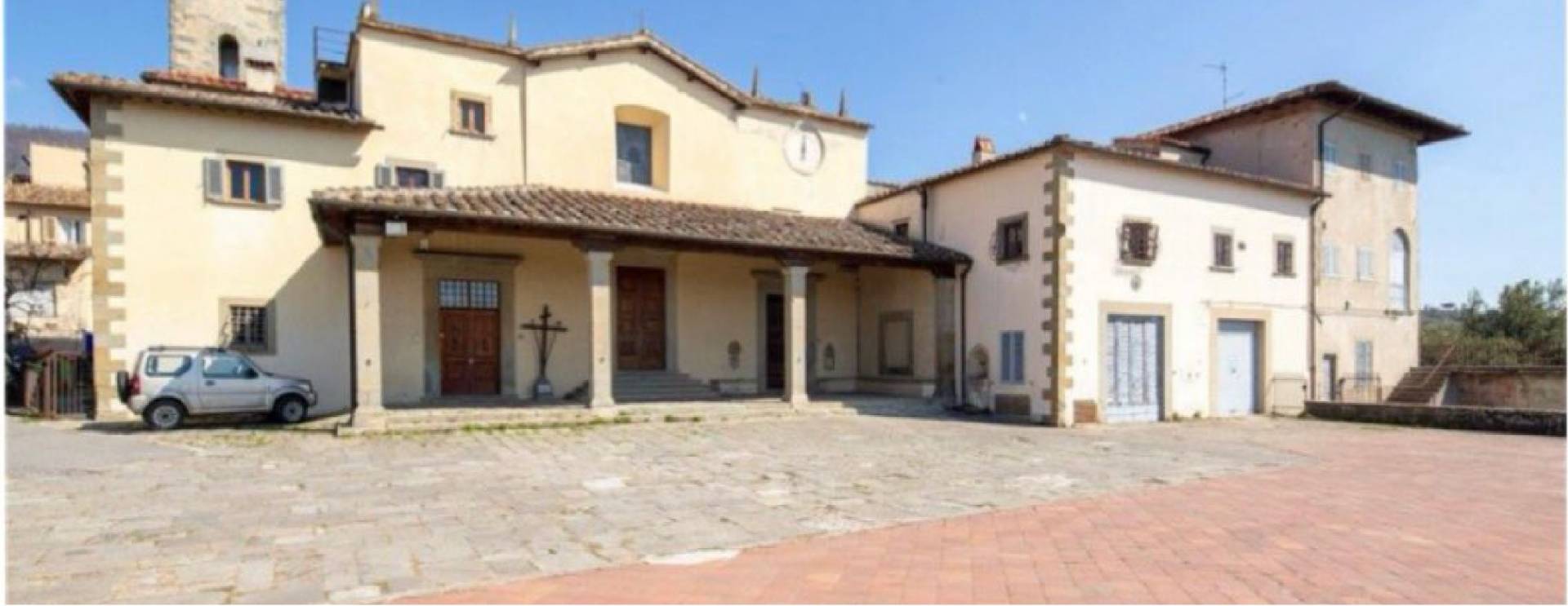 Borgo antico con villa padronale annessi e terreni in vendita a Reggello, Donnini