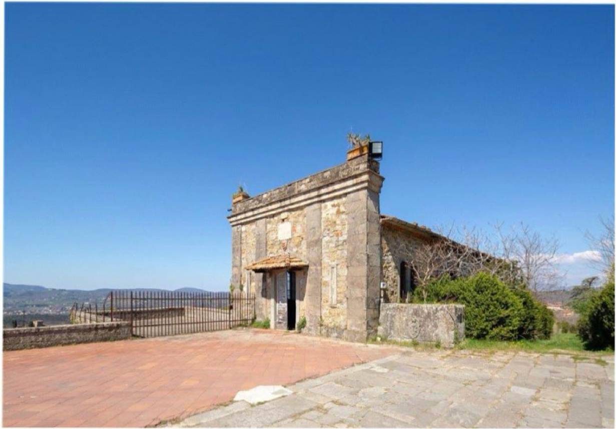 Borgo antico con villa padronale annessi e terreni in vendita a Reggello, Donnini