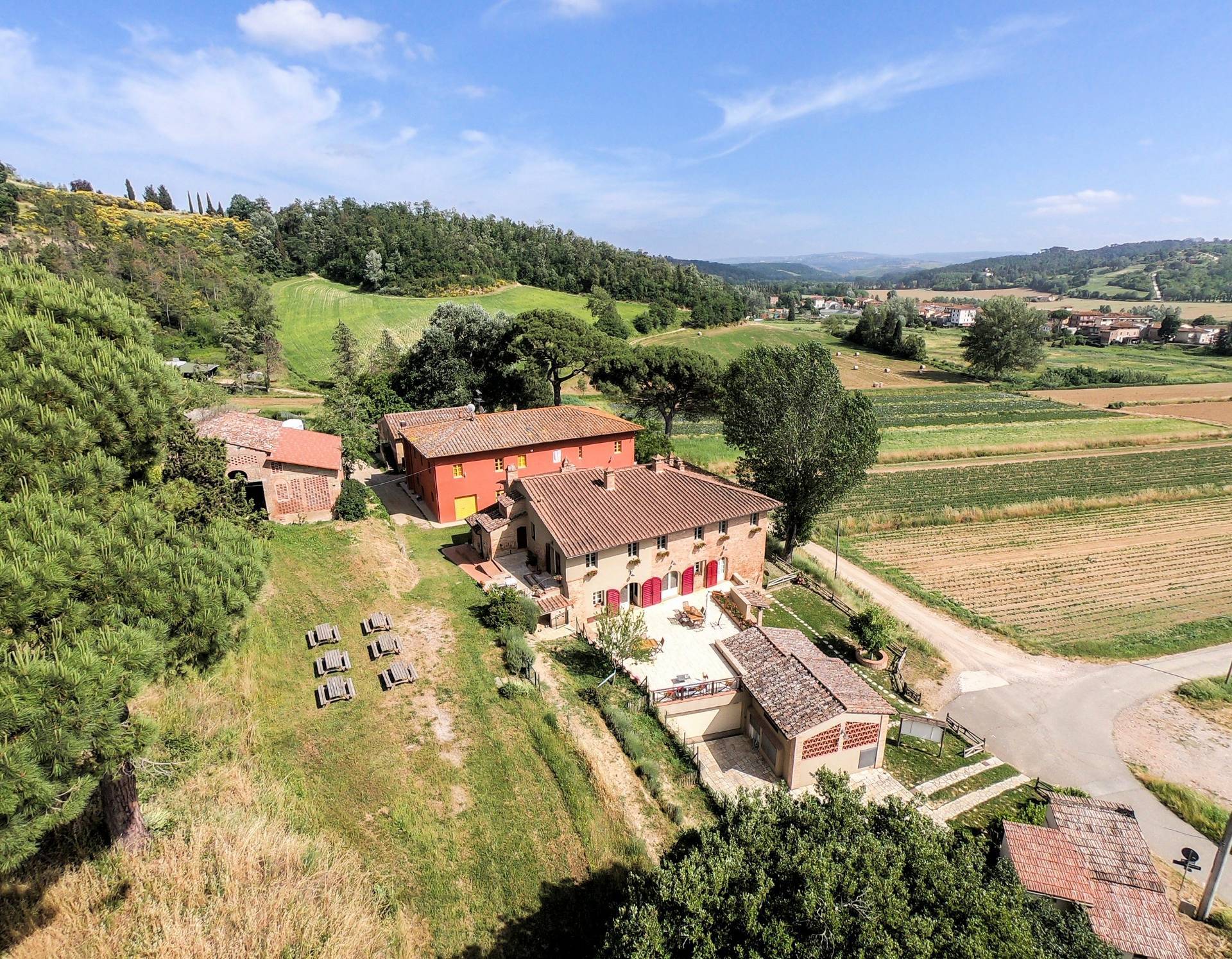 Azienda agricola composta da alcuni fabbricati e ampio terreno seminativo con vigneto in vendita a S