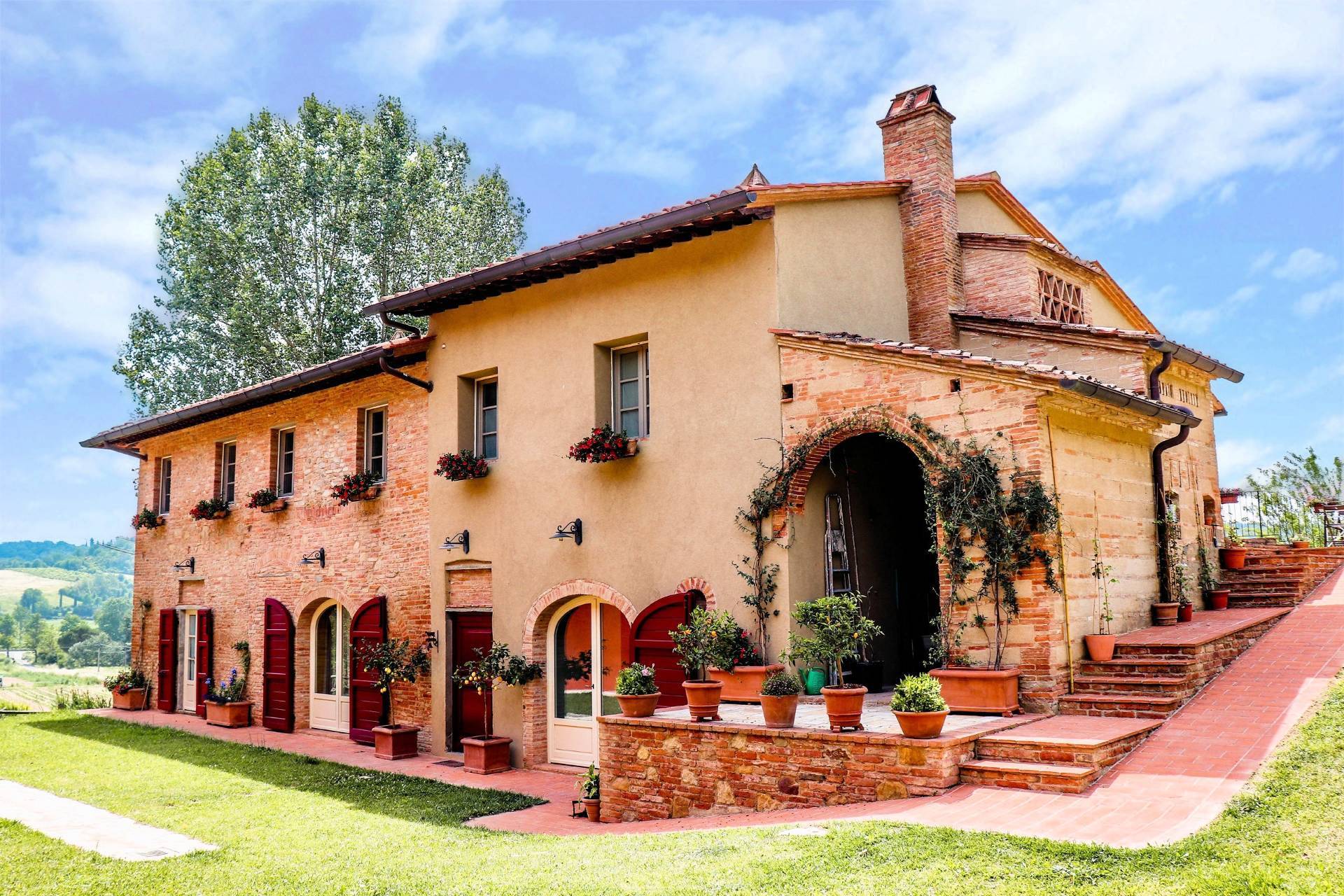 Azienda agricola composta da alcuni fabbricati e ampio terreno seminativo con vigneto in vendita a S