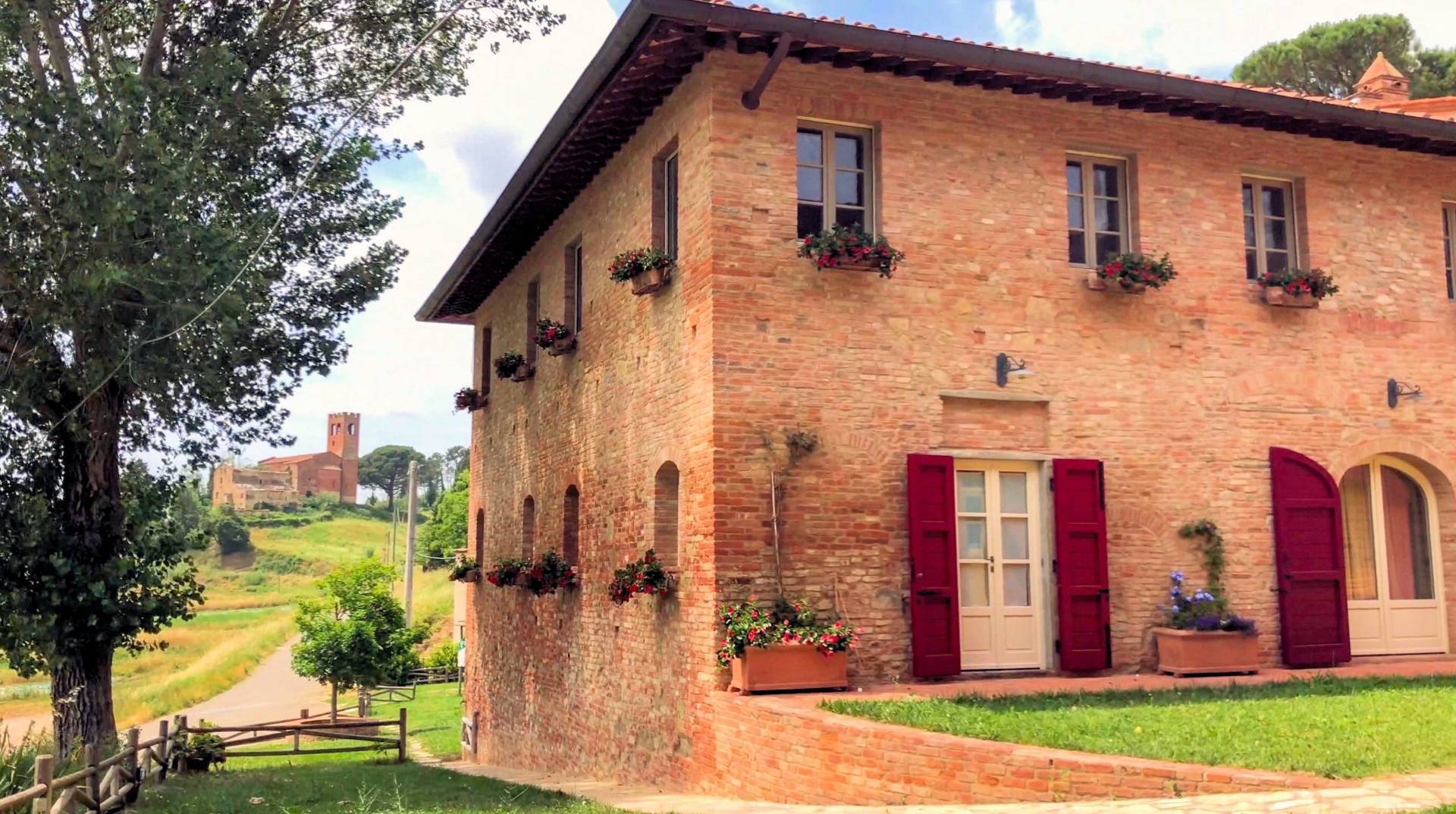 Azienda agricola composta da alcuni fabbricati e ampio terreno seminativo con vigneto in vendita a S