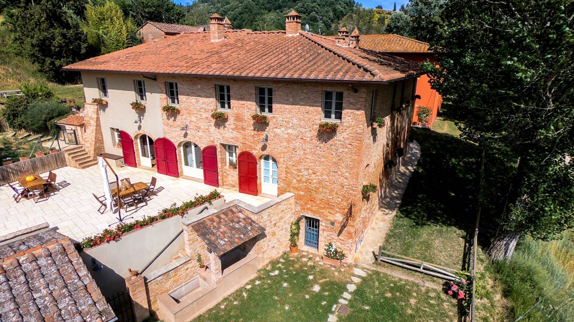Azienda agricola composta da alcuni fabbricati e ampio terreno seminativo con vigneto in vendita a S