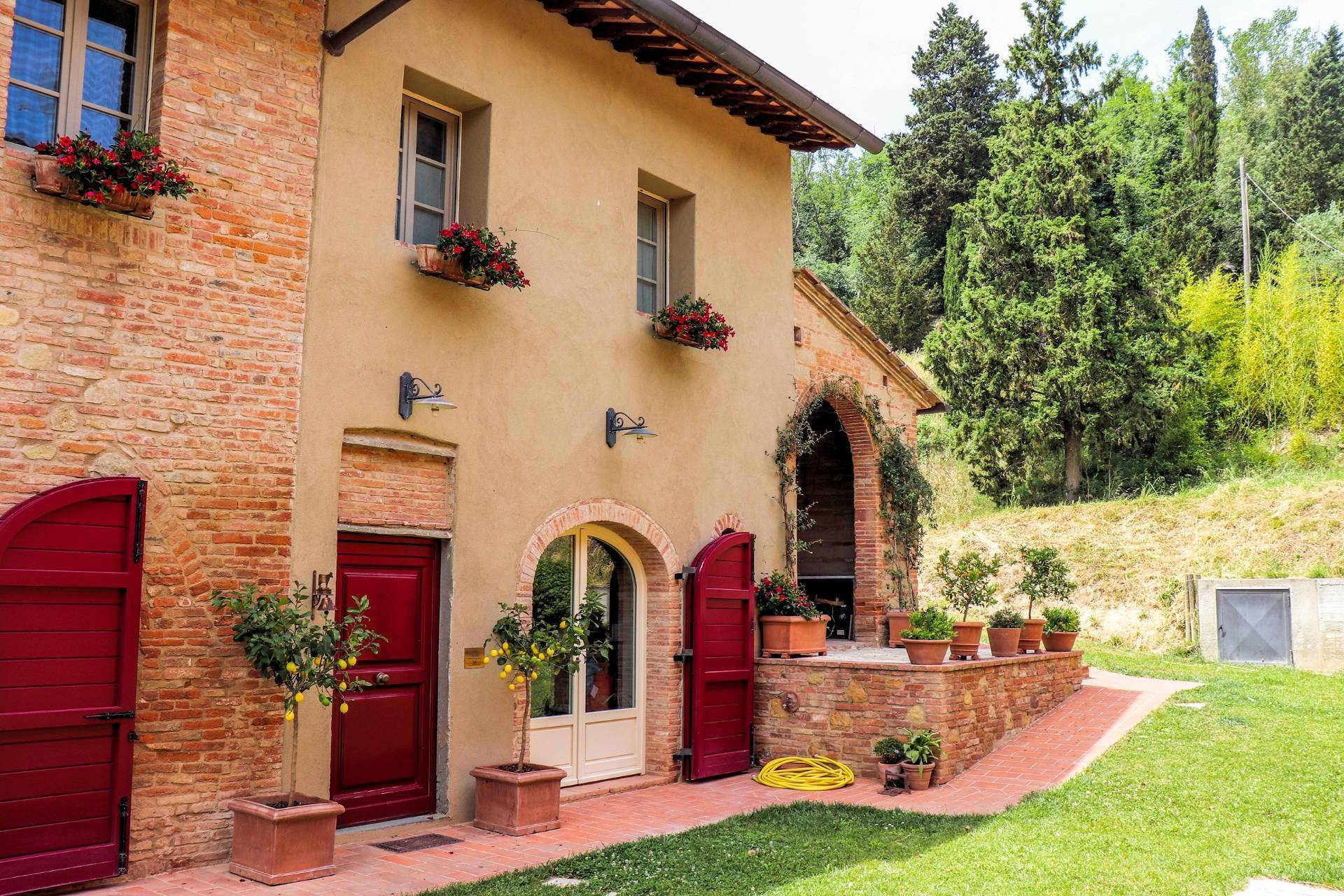 Azienda agricola composta da alcuni fabbricati e ampio terreno seminativo con vigneto in vendita a S