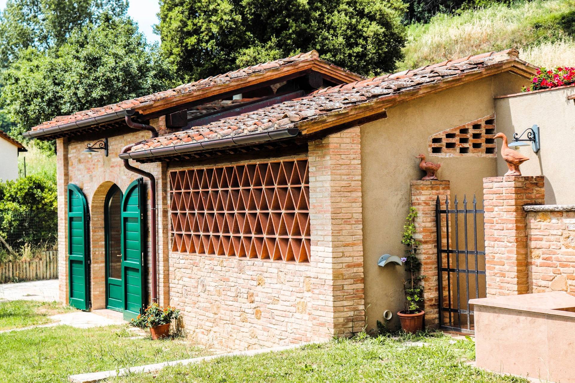 Azienda agricola composta da alcuni fabbricati e ampio terreno seminativo con vigneto in vendita a S