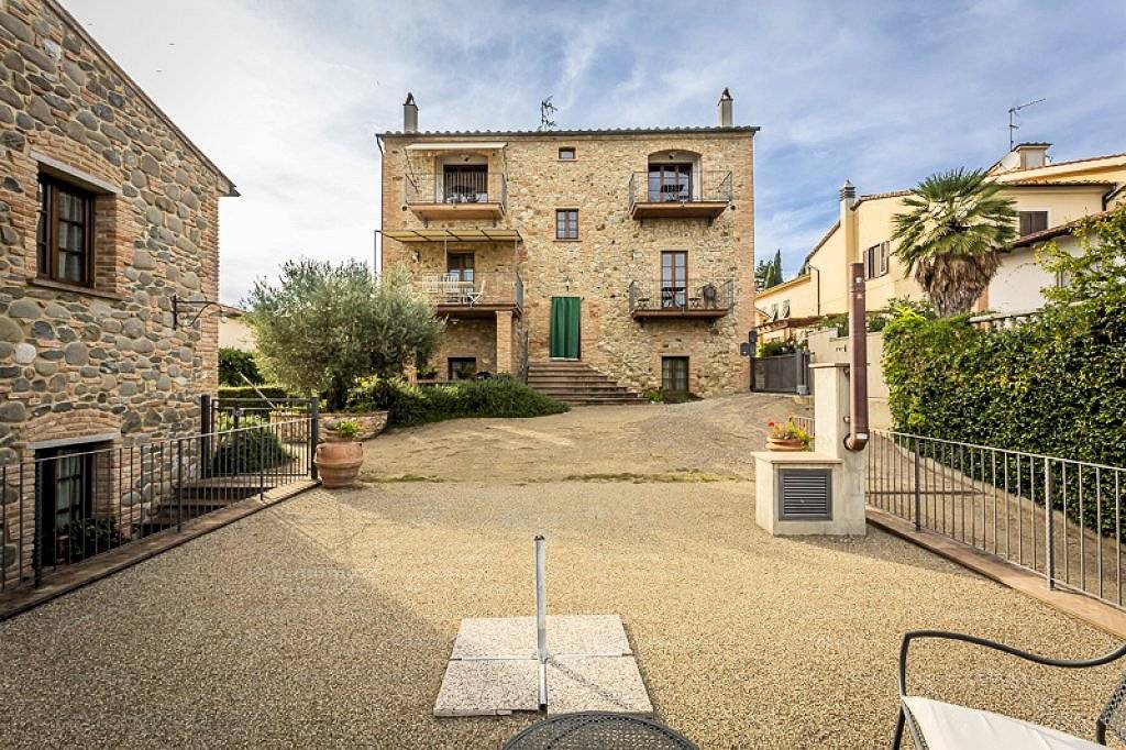Appartamento al piano secondo di complesso residenziale con piscina in vendita a Lajatico