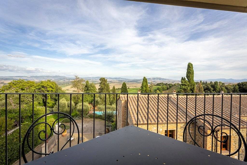 Appartamento al piano secondo di complesso residenziale con piscina in vendita a Lajatico