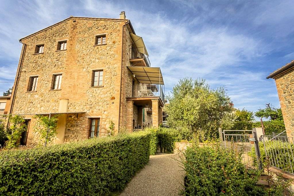 Appartamento al piano secondo di complesso residenziale con piscina in vendita a Lajatico
