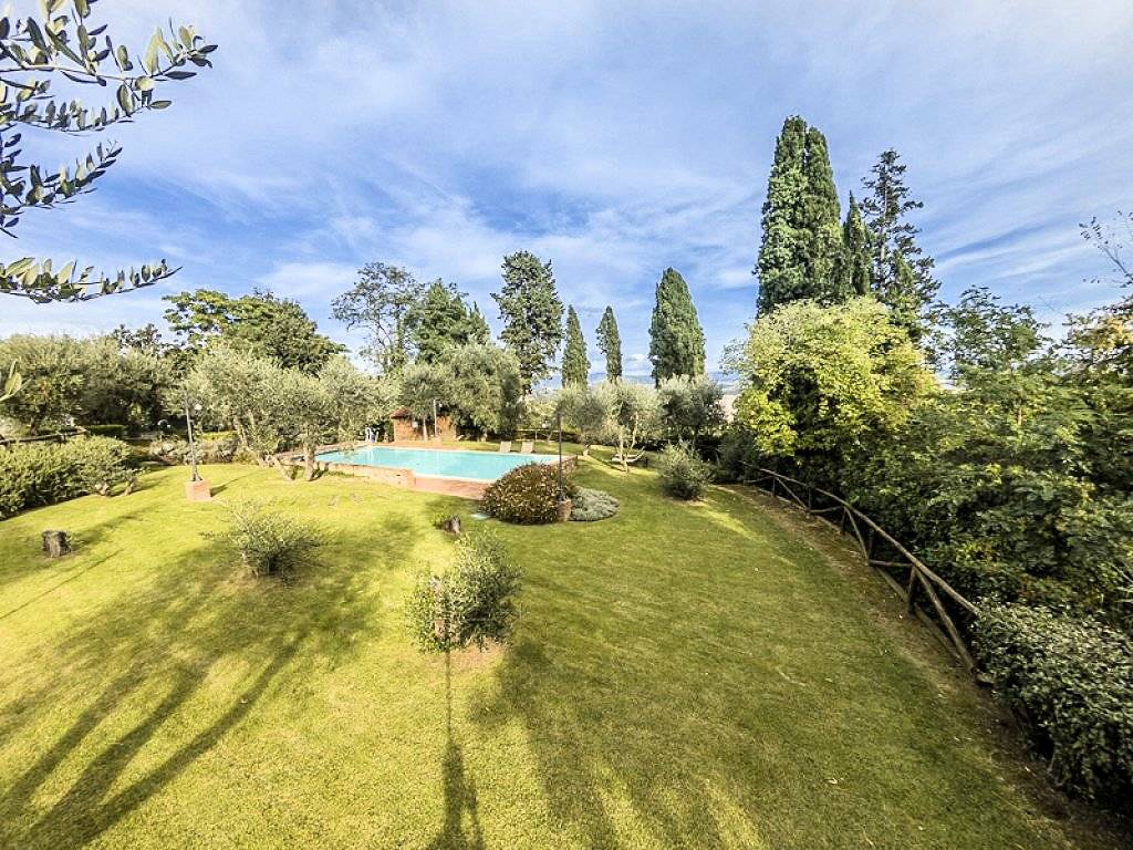 Appartamento al piano secondo di complesso residenziale con piscina in vendita a Lajatico