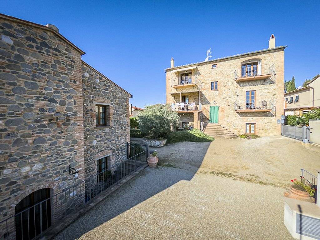 Appartamento al piano secondo di complesso residenziale con piscina in vendita a Lajatico